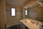 La salle de bain éclairée